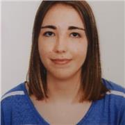 Profesora imparte clases de repaso a niños de primaria y eso